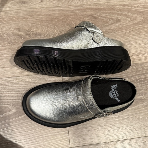 BNWT DR. MARTEN’S LAKETEN SLINGBACK MULE Clogs Silver Metallic Tumble L 8 EU 39 - Picture 4 of 6
